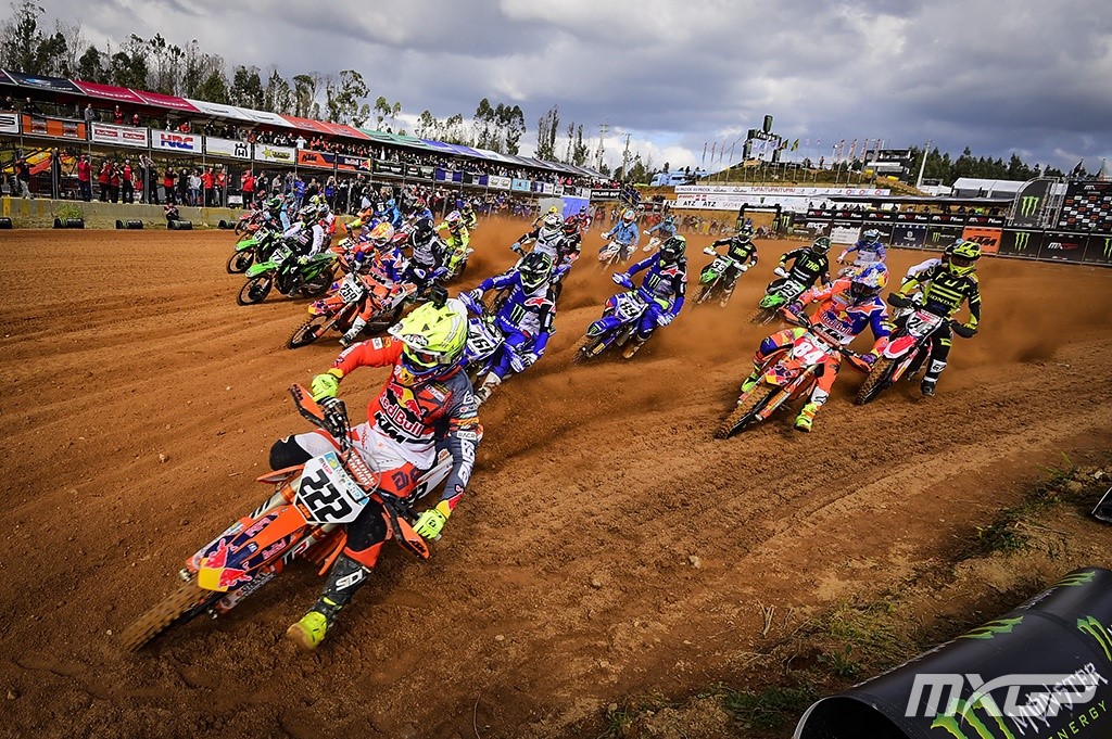 Arranque com Cairoli a levar o Holeshot