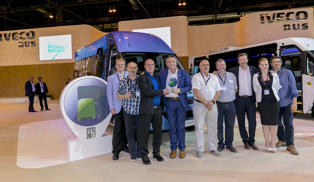 Sylvain Blaise, Directora da IVECO BUS, com Tom Terjesen, Presidente do Júri “International Bus & Coach” (à sua esq.) e diversos dos seus membros 