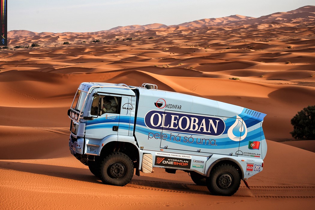 Camião de competição OLEOBAN nas dunas do deserto marroquino