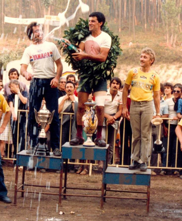 Neves em 1º no pódio ao lado de Gaston Rahier, vencedor do Dakar