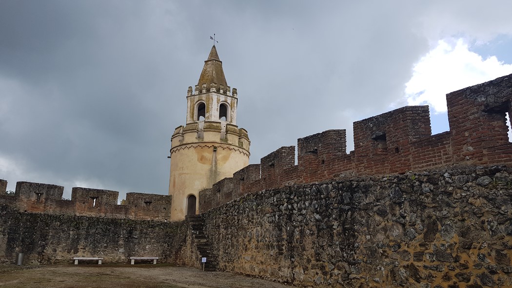 Castelo - Muralha e torreão