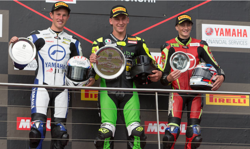 Oli Bayliss de 14 anos, estreou-se com vitórias nas Supersport 300