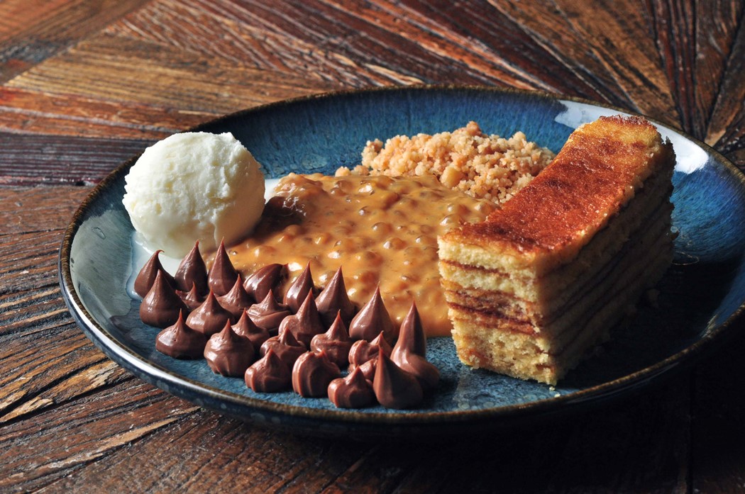 Bebinca com sagu de doce de leite, chocolate cremoso, crumble e gelado de vanilla ©Maria Mattos