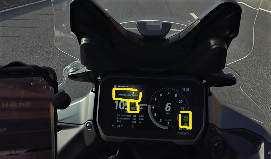 Cruise Control Adaptativo em funcionamento