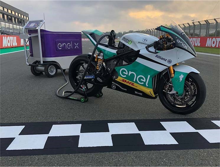Energica Ego Corsa e respetiva estação portátil para carregar bateria