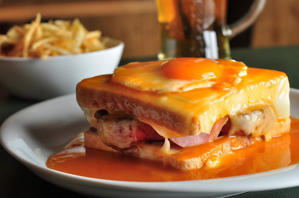 Cotorinho - Francesinha à Vila Real com bife de Vazia -  Maria Mattos