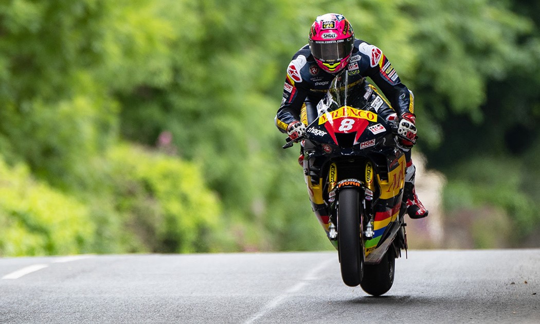 TT Ilha de Man 2022 – Peter Hickman vence primeira corrida Superbike