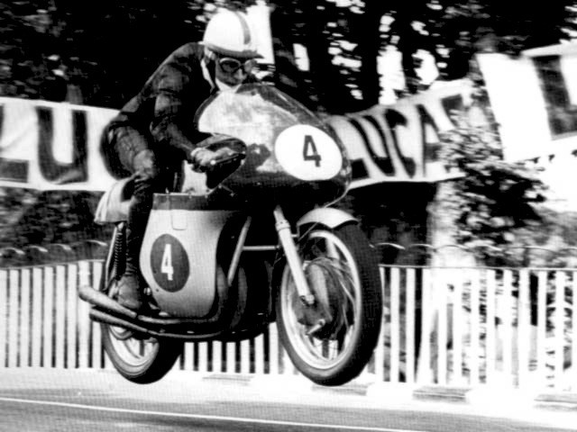 Surtees na Ilha de Man com a MV Agusta, a quem daria o primeiro título na classe de 500cc