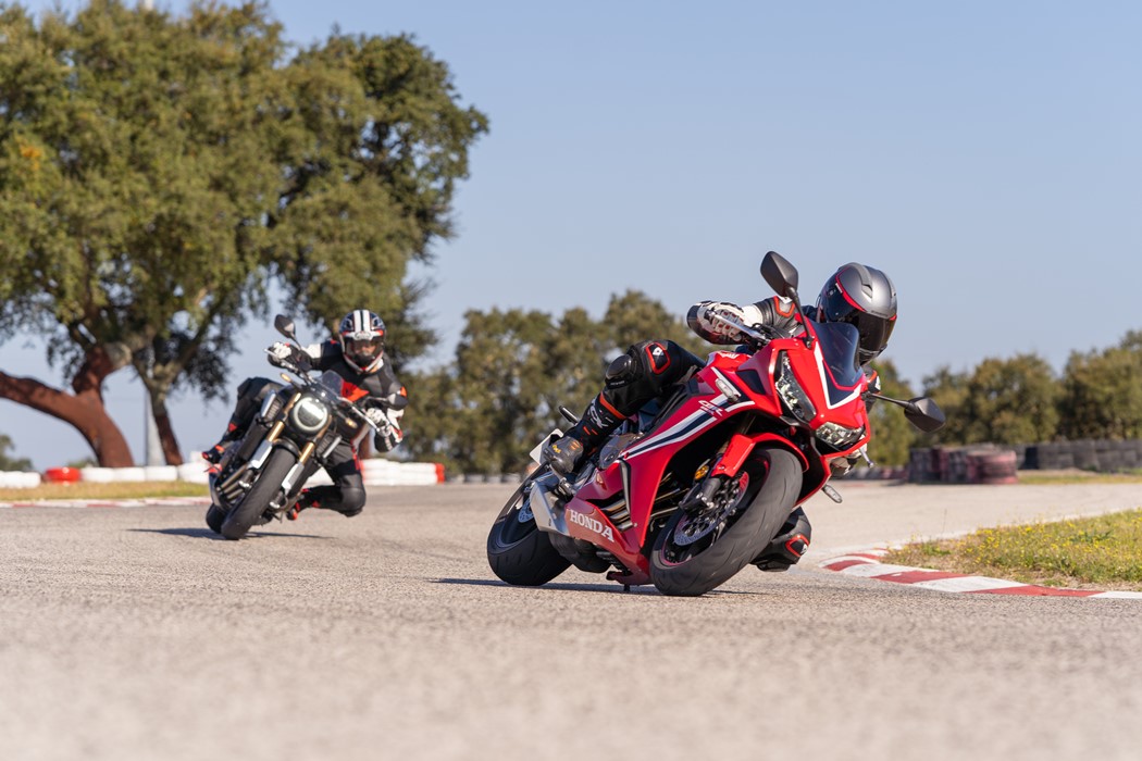 Peça a um amigo mais experiente e conhecedor do circuito para rodar algumas voltas à sua frente para mostrar as trajetórias