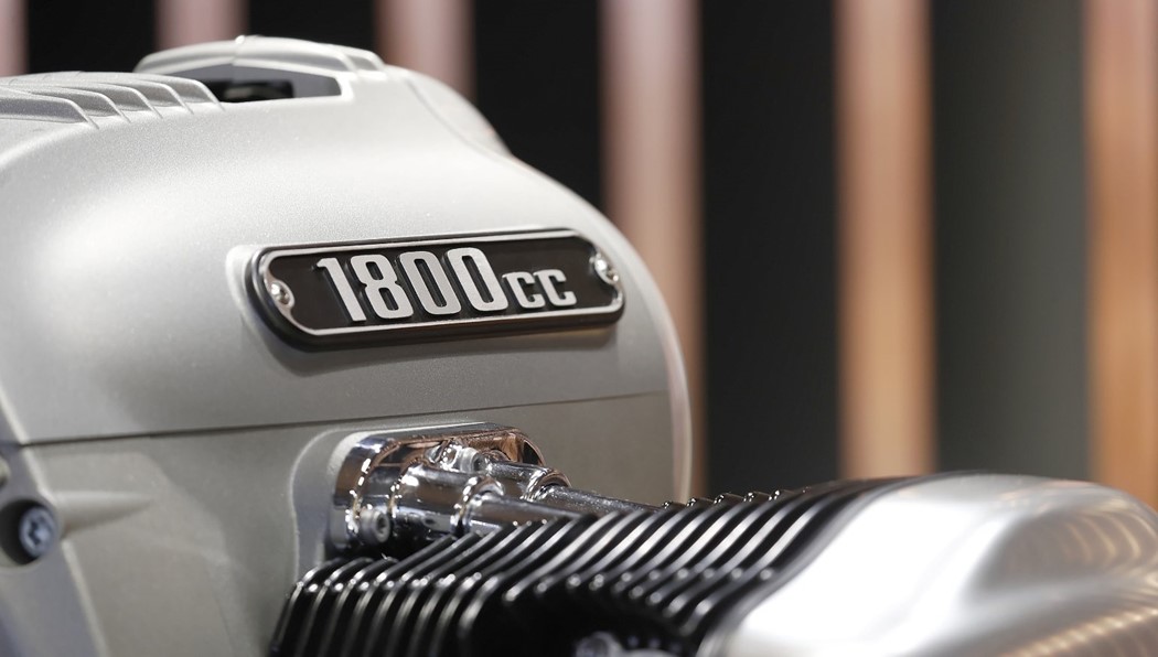 O motor da BMW R18 tem 1800cc e debita uma potência de 91 cavalos e um binário de 116 Nm.