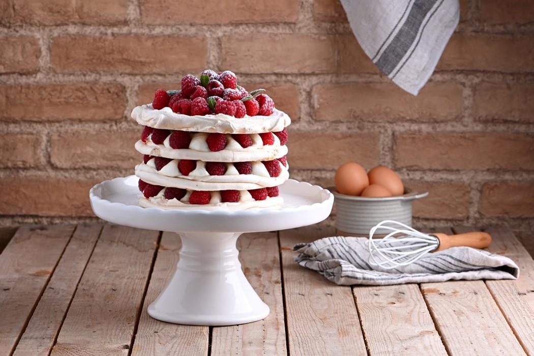 Bolo de merengue com framboesas e iogurte