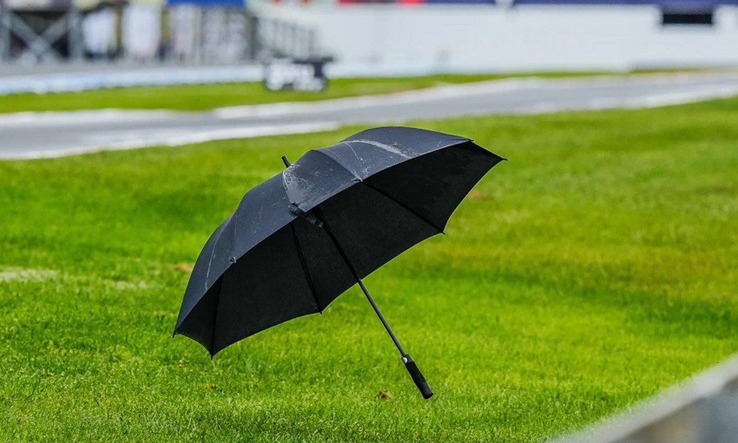 Chuva atrasa largada da MotoGP em Silverstone e corrida pode ser cancelada