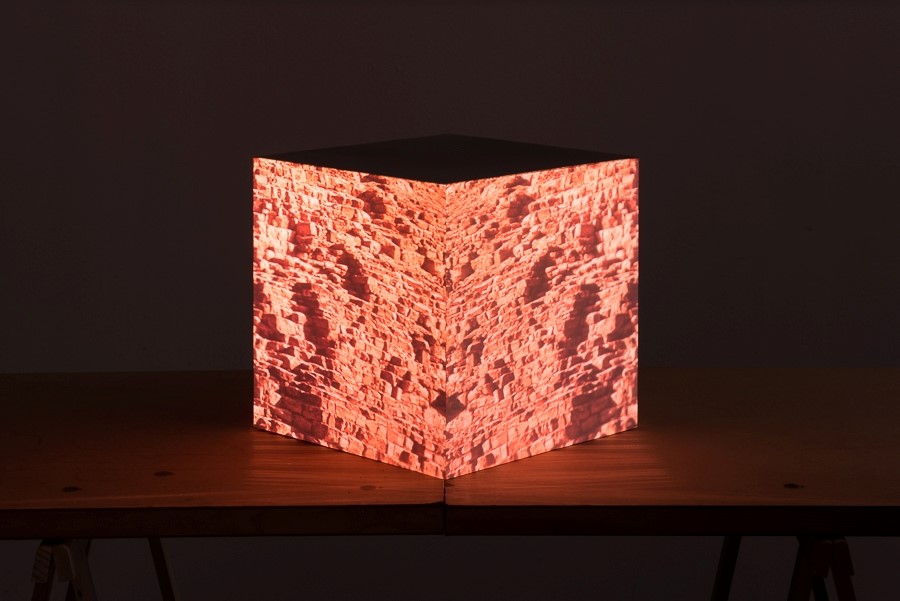 GRANDE PIRÂMIDE I, 2015 2 projectores de diapositivos, 2 diapositivos, MDF pintado, madeira, ferro 2 slide projectors, 2 slides, painted MDF, wood, iron 113 x 400 x 70 cm Fotografia DMF