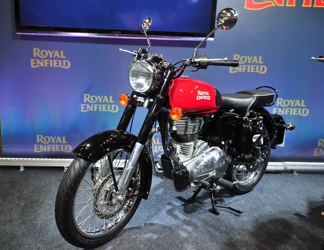 Com três cores (azul, verde e vermelha) a Classic Redditch Edition foi novidade da Royal Enfield