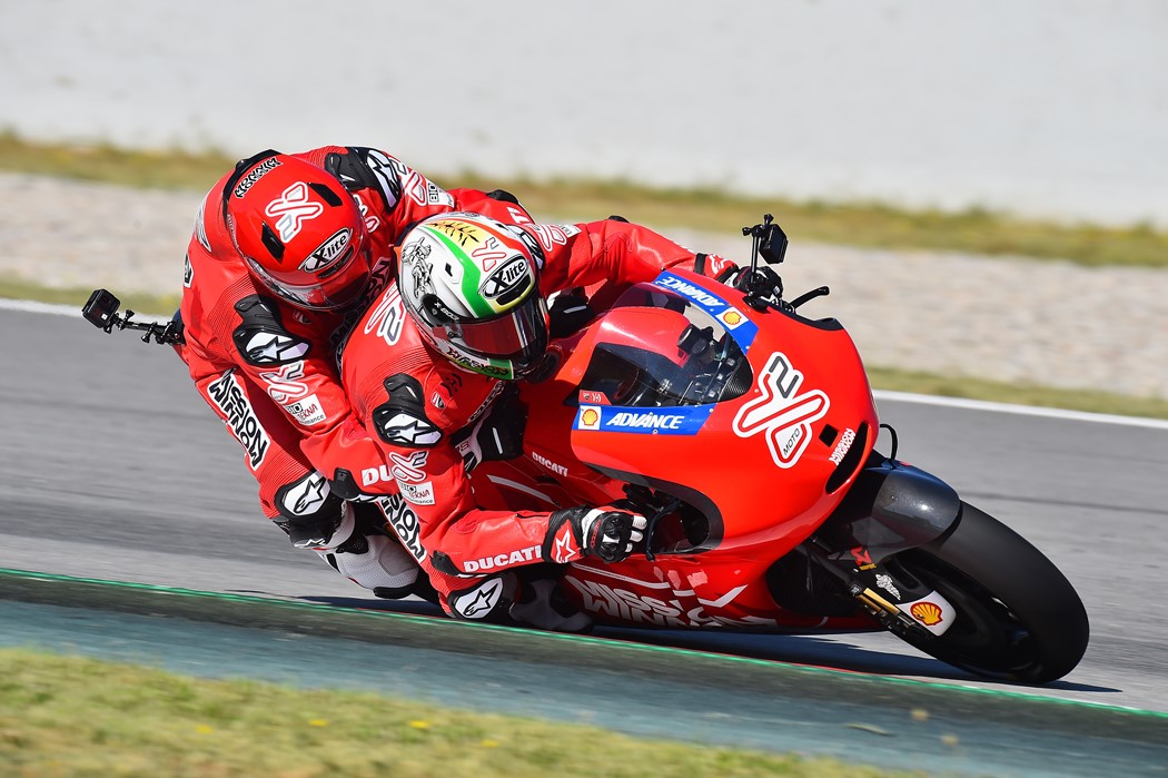 Tínhamos ordens de não esticar o joelho para raspar com o deslizador... mas vontade não nos faltou para isso! Franco Battaini a mostrar como se curva com pendura numa MotoGP