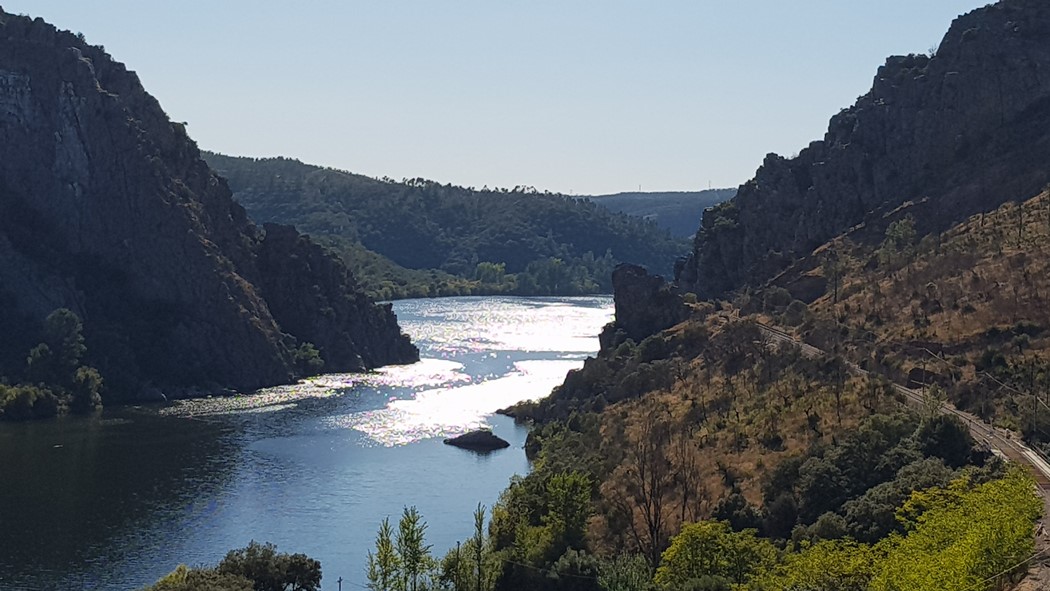 Portas de Ródão...à direita a falésia por onde a rainha terá sido lançada