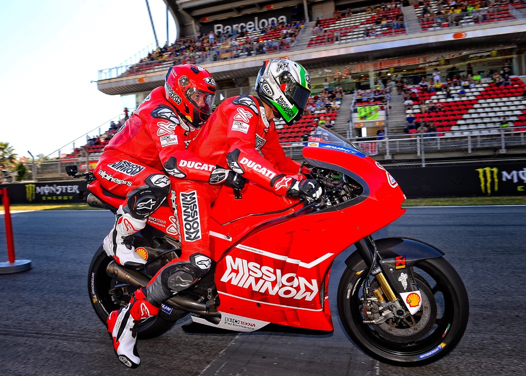 Pouco depois do arranque, já a roda da frente da Ducati estava no ar com Battaini a dizer adeus aos espectadores nas bancadas de Montmeló