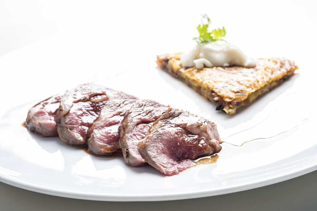  Presa ibérica de belota, seu jus com pimenta e brandy, batata “rösti” de cebolada e papada