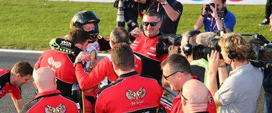 Shakey celebra com a equipa