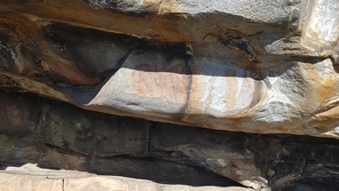 Figuras antromórficas e a central possivelmente com capacete com cornos