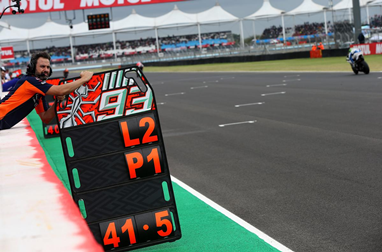 Márquez liderou da 2ªà 7ª volta, só para colidir com Rossi e acabar fora do pódio