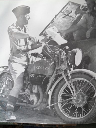 Norton WD 16H em serviço de mensageiro para o 8º Exército no norte de África