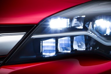 Matriz ligada: o sistema da Opel é formado por um total de 16 segmentos de LED - oito de cada lado do automóvel - que ajustam permanentemente, de forma automática, o alcance e a distribuição do feixe de luz mediante as condições de tráfego