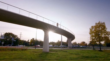8 - Ponte para bicicletas sobre a movimentada rua Auke Vleerstraat em Enschede, Holanda. Desenhada pela Ipv Delft.