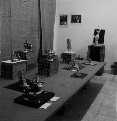 Vista da exposição barristas e imaginarios com obras de Misterio em primeiro plano