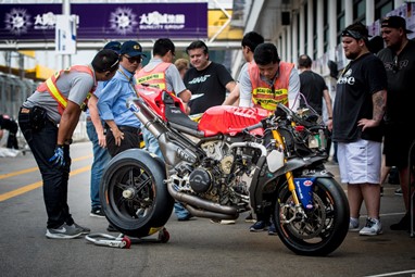 John McGuinness compete numa Panigale