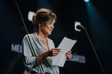 Joana Solnado recebe prémio de Melhor Ator Secundário atribuído a Filipe Duarte (Variações) numa homenagem ao ator, lendo uma carta da sua mulher Núria
