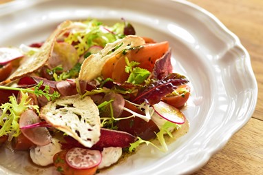 Salada de tutano com tuberculos e pao tostado