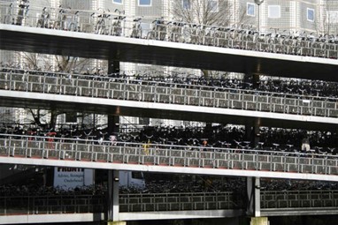 4 - Parque para bicicletas na Estação Central de Amesterdão com capacidade para 2.500 bicicletas em três pisos