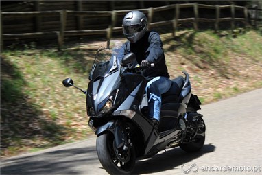Em estrada com curvas a TMAX tem um bom desempenho