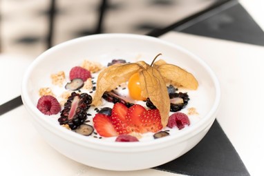 Iogurte caseiro com granola e frutos vermelhos