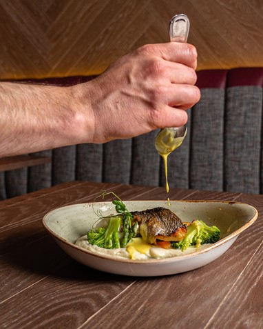 Filete de dourada com buerre blanc, cremoso de pastinaga e vegetais salteados (16€)