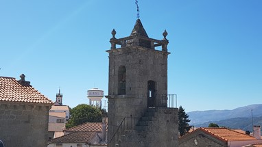 Belmonte - Torre da Igreja de Santiago, ao longe a torre da Igreja Matriz e o depósito de água