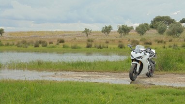 Oriola - Uma Ducati na paisagem