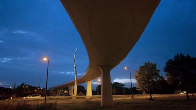 8 - Ponte para bicicletas sobre a movimentada rua Auke Vleerstraat em Enschede, Holanda. Desenhada pela Ipv Delft.