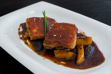 Leitão crocante com alperces, morchellas e molho de Graham's Tawny 10 anos