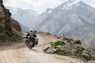 Na Pamir Highway estrada que cruza as montanhas Pamir através do Afeganistão, Uzebequistão e Tajiquistão