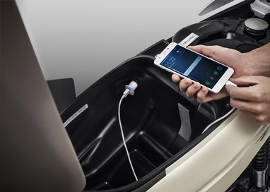 A nova Biz recebeu tomada 12V para recarregar smartphones, tablets ou GPS