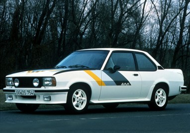 Opel Ascona 400 - O Ascona 400 serviu de base ao mítico carro de ralis que sagraria Walter Röhrl campeão do mundo em 1982. A versão de estrada tinha um novo motor 2.4 16V com 140 cv que conseguia levar este modelo até aos 200 km/h e a acelerar de 0-100 km/h em apenas 7,6 segundos