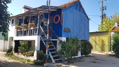 Palhota - Casa típica com pequena marca da latura da água nas cheias de 1979