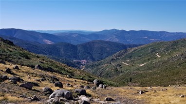 Miradouro da Rocha - Vista de Loriga e do Vale Glaciar