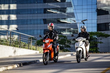 A CUB da Honda ganhou freios combinados, tomada 12 V e mais espaço sob o assento