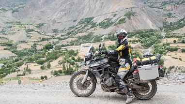 Na Pamir Highway estrada que cruza as montanhas Pamir através do Afeganistão, Uzebequistão e Tajiquistão