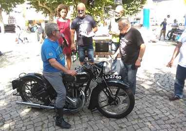 Pfister (de pé) com a sua Ariel premiada