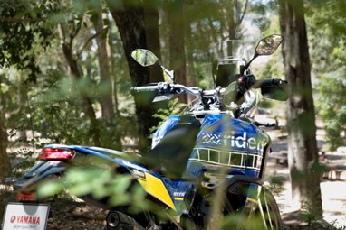 Uma decoração réplica da moto de competição do Pol Tarrés