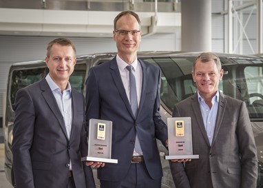 O CEO da Opel, Michael Lohscheller (ao centro) recebeu os troféus "Connected Car" do Insignia e do Vivaro Life hoje entregues pelo diretor-geral do Grupo Auto Bild, Stephan Fritz (à esquerda), e o diretor da Auto Bild, Tomas Hirschberger, num encontro na Adam Opel Haus.